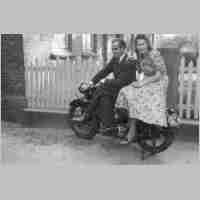 070-1079 Eva Koesling mit Freund, der spaeter ihr Eheman Willi Frese wurde. Im Jahre 1948.jpg